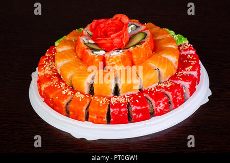 Philadelphia roll Cake mit Lachs, Krabben und Aal. Stockfoto