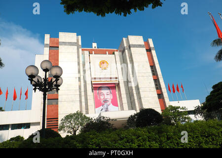 Hanoi Vietnam - Portrait von Ho Chi Minh ziert die Hanoi kommunale Volkskomitees Gebäude im Zentrum von Hanoi - August 2018 Stockfoto