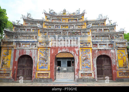 Hue Vietnam - Mieu Gate Eingang zum Tempel in die Kaiserliche Zitadelle, auch bekannt als die Kaiserstadt von der Nguyen Dynastie erbaut Stockfoto