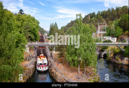 ULEFOSS, Norwegen - 18. JULI 2018: die M/S Henrik Ibsen Fähre eingabe Schleuse an der Vrangfoss Treppe Schlösser während eines einzigartigen historischen Boot tr Stockfoto