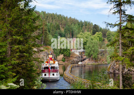 ULEFOSS, Norwegen - 18. JULI 2018: die M/S Henrik Ibsen Fähre auf den unteren Kanal der Vrangfoss Sperren während eines einzigartigen historischen Bootsfahrt durch spectac Stockfoto