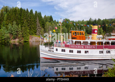 ULEFOSS, Norwegen - 18. JULI 2018: die M/S Henrik Ibsen Fähre auf dem Telemarkskanal während eines einzigartigen historischen Bootsfahrt durch spektakuläre Norwegische Stockfoto