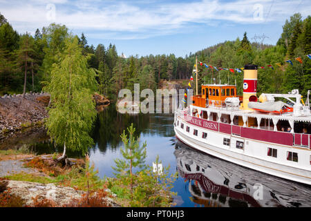 ULEFOSS, Norwegen - 18. JULI 2018: die M/S Henrik Ibsen Fähre in unteren Kanal der Vrangfoss Sperren während eines einzigartigen historischen Bootsfahrt durch s Stockfoto