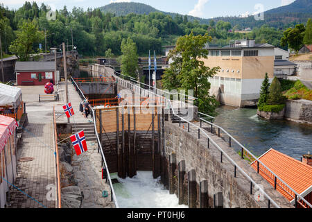 ULEFOSS, Norwegen - 18. JULI 2018: Ulefoss sperren und Power Station (ulefos Kraftwerk) auf dem Telemarkskanal Anschluss von Skien nach Dalen Stockfoto