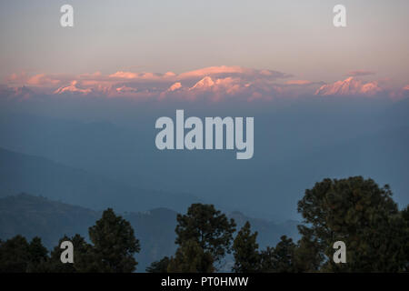 Sonnenuntergang Blick auf den Himalaya von Nagarkot im Tal von Katmandu, Nepal Stockfoto