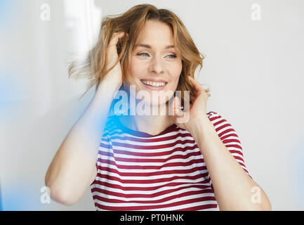 Portrait von lächelnden Frau in rot-weiß gestreiften T-Shirt Stockfoto