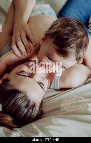Mutter kuscheln mit ihrem Baby Sohn Stockfoto