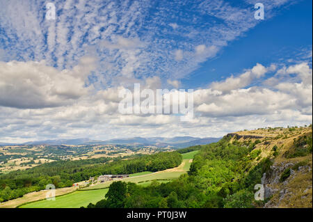 Eine Ansicht von Scout Narbe über die lyth Tal bis zu den weit entfernten Lake District. Stockfoto