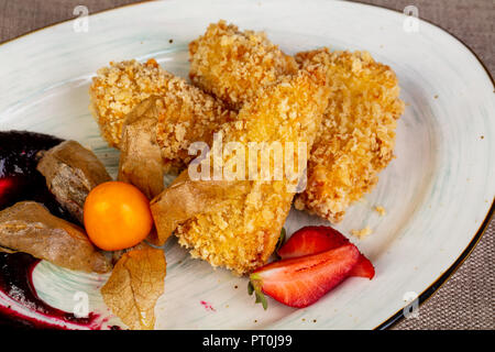 Bratkäse Sticks mit Marmelade Stockfoto