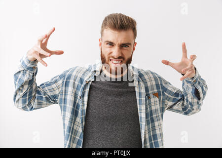 Portrait eines wütenden jungen bärtigen Mann stehend über Weiß isoliert Stockfoto
