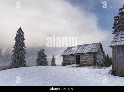 Einsame leere Haus auf dem Berg Hügel bei Schneefall Stockfoto