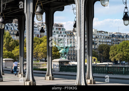 Pont de Bir-Hakeim über die Seine - Paris, Frankreich Stockfoto