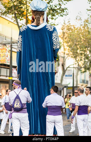 Die Giganten der Festa Major zu Fuß zur La Rambla. Vilanova I La Geltru'. August 2018 Stockfoto