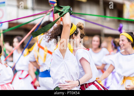 Mädchen Vergnügen tanzen im Festa Major. Vilanova I La Geltru. August 2018 Stockfoto