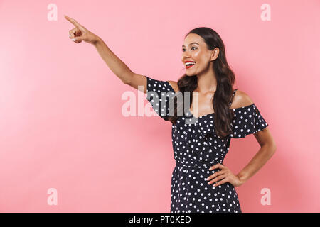 Bild der glückliche junge asiatische Frau über rosa Hintergrund posiert zeigt. Stockfoto