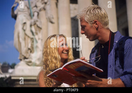 Wien, junges Touristenpaar - Wien, junge Touristen Stockfoto