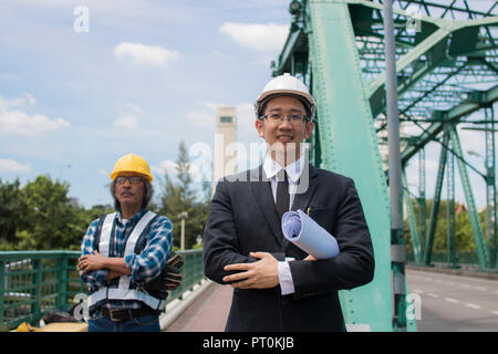 Portrait von Techniker und Vorarbeiter auf der Brücke stehend Stockfoto