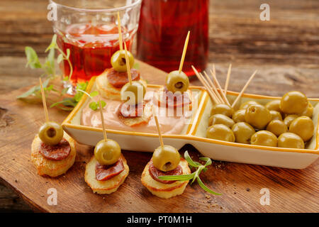 Tapas mit Wurst Chorizo und grünen Oliven tapas Aperitif Stockfoto