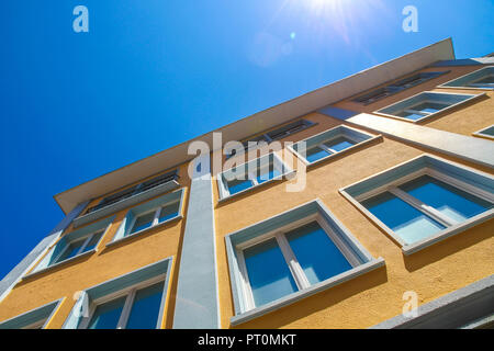 Blick auf die historische Architektur in Freiburg im Breisgau, Deutschland an einem sonnigen Tag. Stockfoto