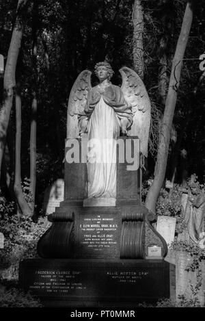 Stein Engel in Highgate Friedhof, London Stockfoto