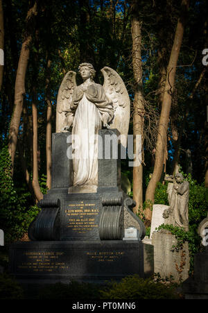 Stein Engel in Highgate Friedhof, London Stockfoto