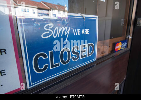 Ein leider geschlossen sind Zeichen in einem Schaufenster, in denen ein Geschäft machen oder Ausfall oder Rezession Stockfoto