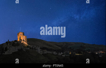 Atemberaubende leuchtende Milchstraße zusammengesetzten Bild über Landschaft der mittelalterlichen Burg Stockfoto