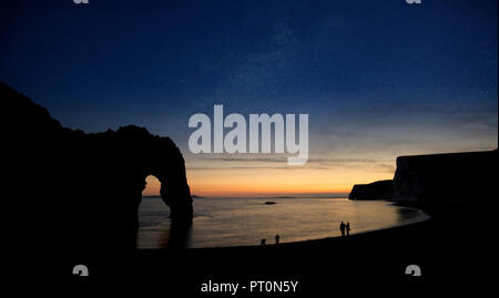 Atemberaubende leuchtende Milchstraße zusammengesetzten Bild über Landschaft von Durdle Door in England Stockfoto