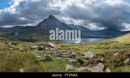 Schönen Panoramablick auf die Landschaft Bild der Landschaft um Llyn Ogwen in Snowdonia während der frühen Herbst mit Tryfan im Hintergrund Stockfoto