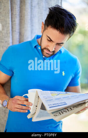 Menschen betrachten das Lesen einer Papier Stockfoto