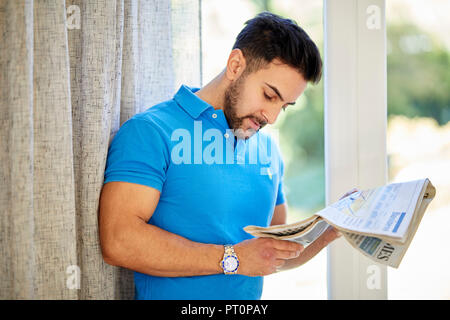 Menschen betrachten das Lesen einer Papier Stockfoto