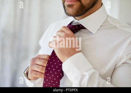 Mann seine Krawatte anpassen Stockfoto