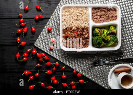 Brauner Reis mit geschredderten Rindfleisch und Brokkoli. Brasilianische Lunch Box. top View Stockfoto