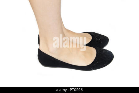 Schwarze Ballerinas auf weibliche Beine auf einem weißen Hintergrund. Damenschuhe. Damen Sommer Schuhe. Business Black Ballet Schuhe auf einem weißen Hintergrund. Sh Stockfoto