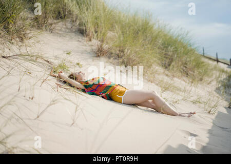 Frau am Strand entspannen Stockfoto