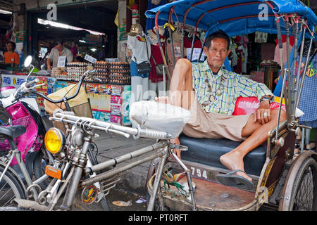 Männliche Fahrer warten in seiner Rikscha bis zu Tourist, Bangkok, Thailand Stockfoto