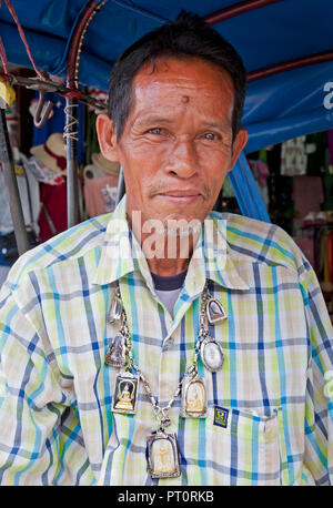 Portrait der männlichen Rikscha Fahrer, tragen viel Glück Amulette, Bangkok, Thailand Stockfoto