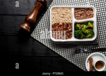 Brauner Reis mit geschredderten Rindfleisch und Brokkoli. Brasilianische Lunch Box. top View Stockfoto