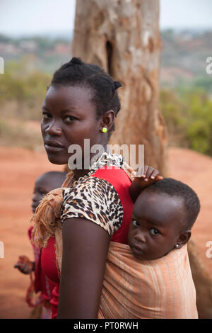 Afrikanische Mutter mit Kind auf dem Rücken, in der Nähe von Malindi, Kenia, Afrika Stockfoto