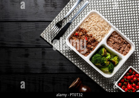 Brauner Reis mit geschredderten Rindfleisch und Brokkoli. Brasilianische Lunch Box. top View Stockfoto