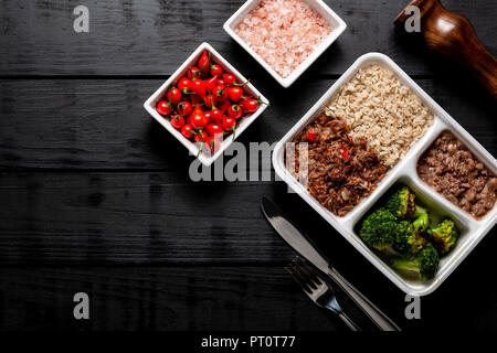 Brauner Reis mit geschredderten Rindfleisch und Brokkoli. Brasilianische Lunch Box. top View Stockfoto