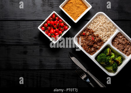 Brauner Reis mit geschredderten Rindfleisch und Brokkoli. Brasilianische Lunch Box. top View Stockfoto