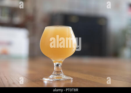 Handwerk Bier Verkostung Probe, Dunstiger India Pale Ale Stockfoto