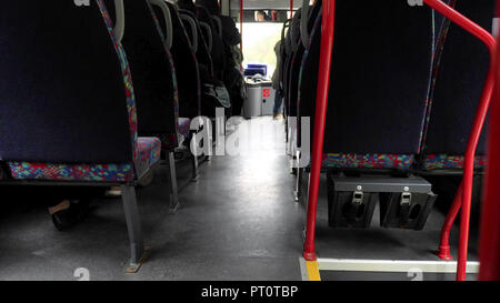 Candid shot zwischen den Sitzen der Passagiere sitzen im Bus unterwegs. Stockfoto