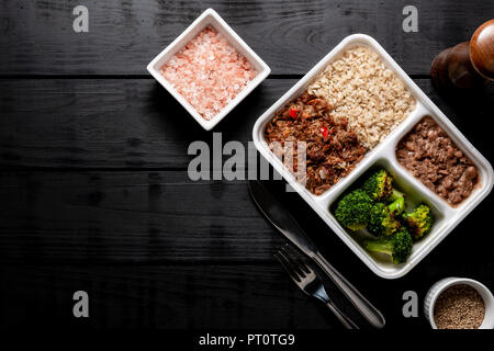 Brauner Reis mit geschredderten Rindfleisch und Brokkoli. Brasilianische Lunch Box. top View Stockfoto