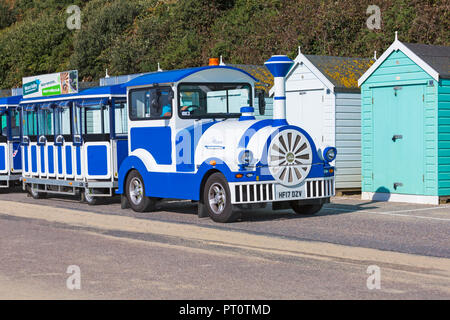 Treibgut landtrain, Land, Bahn, entlang der Promenade Vergangenheit Holzhütten am Bournemouth, Dorset UK gehen im September Stockfoto