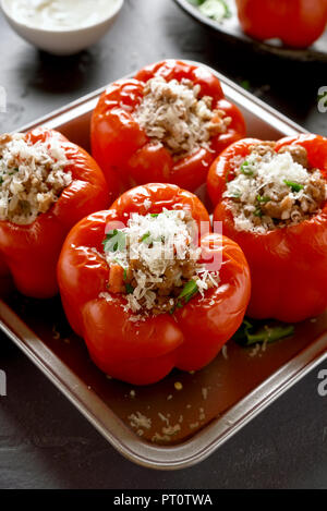 Leckeres Gericht zum Abendessen. Rote Paprika mit Hackfleisch, Reis, Zwiebel, Parmesan Käse gefüllt. Stockfoto