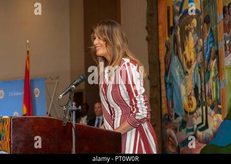 Us-First Lady Melania Trump spricht während einer US-Botschaft Ghana Mitarbeiter treffen und Grüße im Mövenpick Hotel Ambassador Oktober 2, 2018 in Accra, Ghana. Dies ist die erste Solo internationale Reise durch die First Lady. Stockfoto