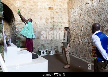 Us-First Lady Melania Trump, und Guide Kwesi Essel-Blankson Tour die männlichen Dungeon in der berüchtigten Cape Coast Castle Oktober 3, 2018 in Accra, Ghana. Dies ist die erste Solo internationale Reise durch die First Lady. Stockfoto