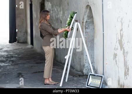 Us-First Lady Melania Trump, legt einen Kranz am 'Door ohne Rückkehr" während einer Tour durch die berüchtigten Cape Coast Castle Oktober 3, 2018 in Accra, Ghana. Dies ist die erste Solo internationale Reise durch die First Lady. Stockfoto